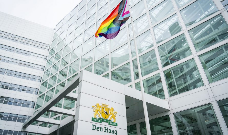 Den Haag – Regenboogvlaggen tijdens voetbalwedstrijd
