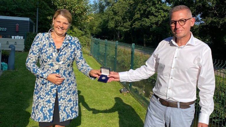 Delft – Gemeentepenning voor meester Kees