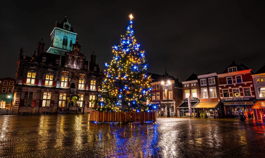 Delft – De lichtjes in de kerstboom worden digitaal ontstoken