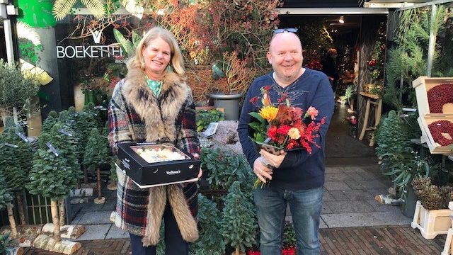 Wassenaar – Drie Wassenaarse ondernemers krijgen taart en bloemen