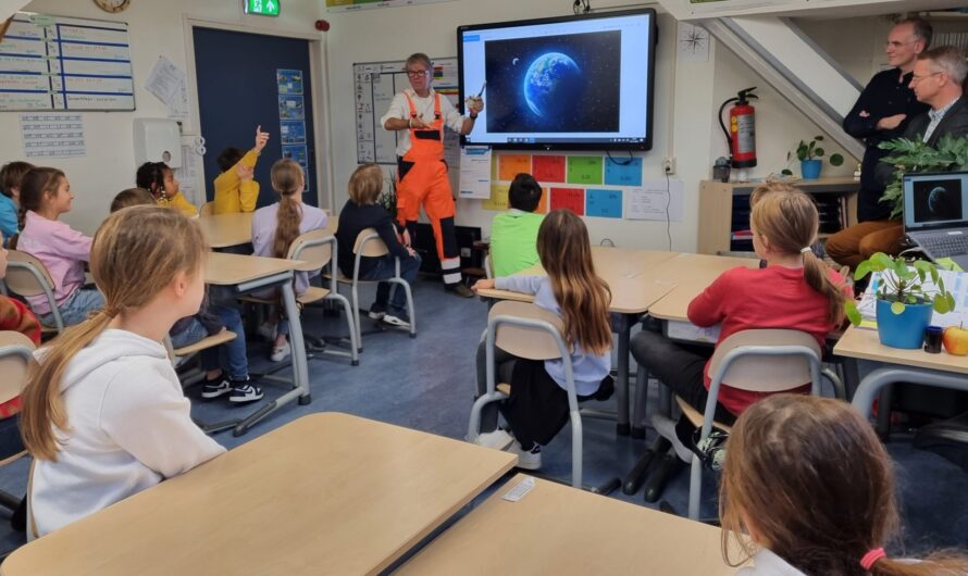 Vuilnisman en wethouder op bezoek bij Herenwegschool in Wassenaar