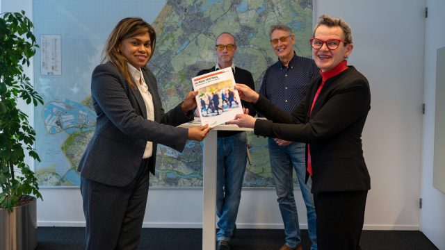 Den Haag – Voorall overhandigt 1ste exemplaar ‘Technologie thuis’