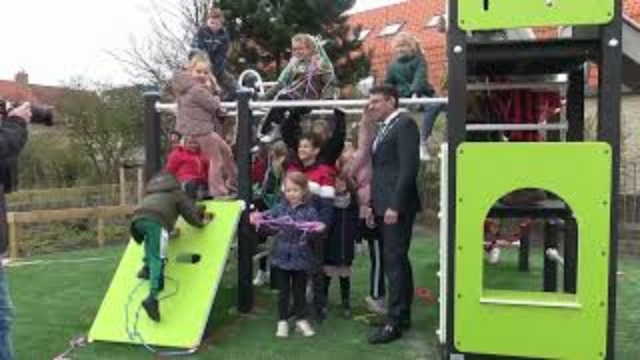 Regionieuws TV – Burgemeester Arends van Westland opent de vernieuwde speelplaats in Ter Heijde