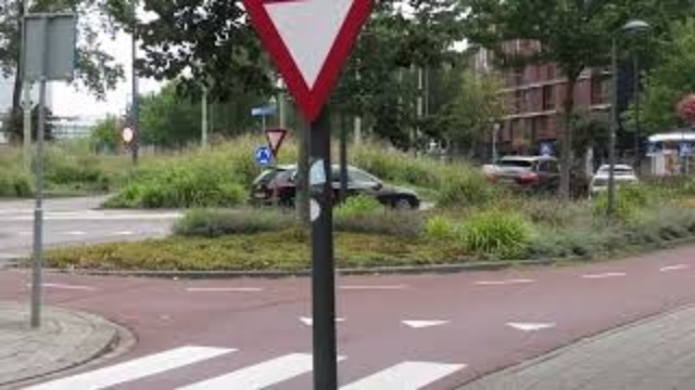Regionieuws TV -Delflandplein – Delft veiliger: fietsers mogen voortaan maar in één richting fietsen