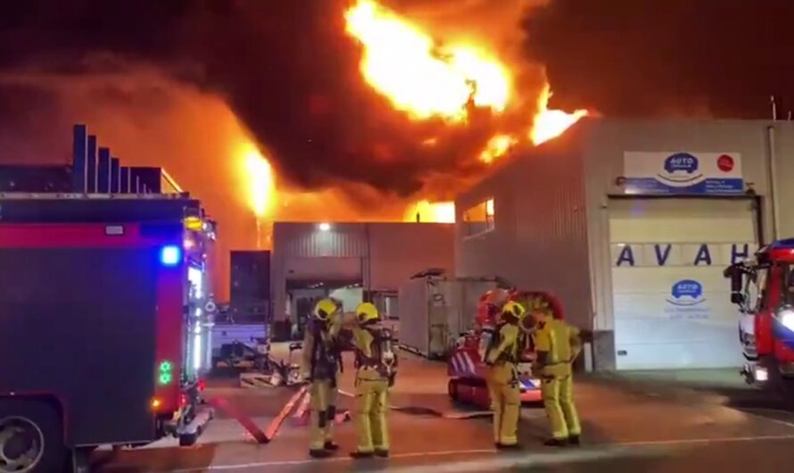 Grote brand bij botenbedrijf in Poeldijk; brandweer belaagd, ME ingezet