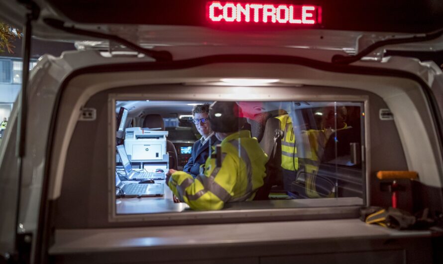 Handhavingsactie Den Haag levert drugs, wapens en tientallen boetes op